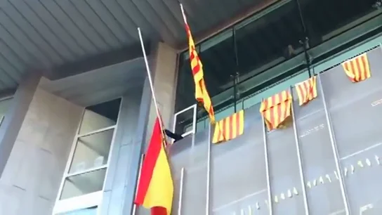Miembros de los CDR entran en un edificio del Govern en Girona para retirar la bandera de España Miembros de los CDR entran en un edificio del Govern en Girona para retirar la bandera de España