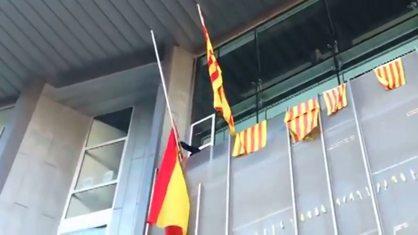Miembros de los CDR entran en un edificio del Govern en Girona para retirar la bandera de Espa&ntilde;a