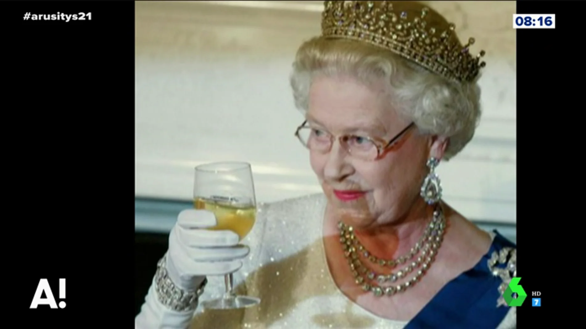 La reina Isabel II utiliza una mano postiza para saludar: