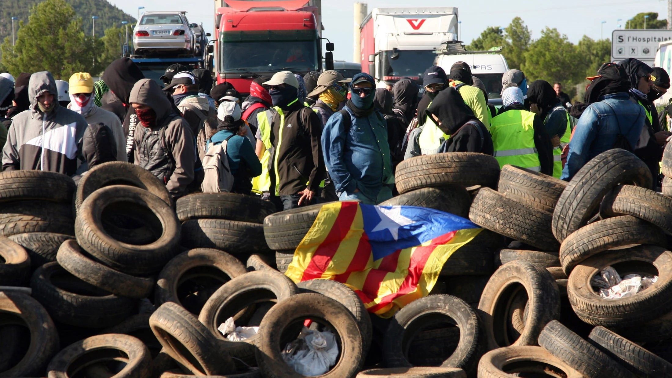 Los CDR cortan la autopista AP7 en el aniversario del 1-O