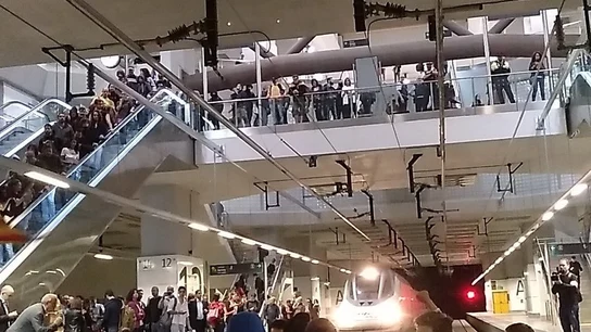 Unas 200 personas han irrumpido en la estación del AVE de Girona Unas 200 personas han irrumpido en la estación del AVE de Girona