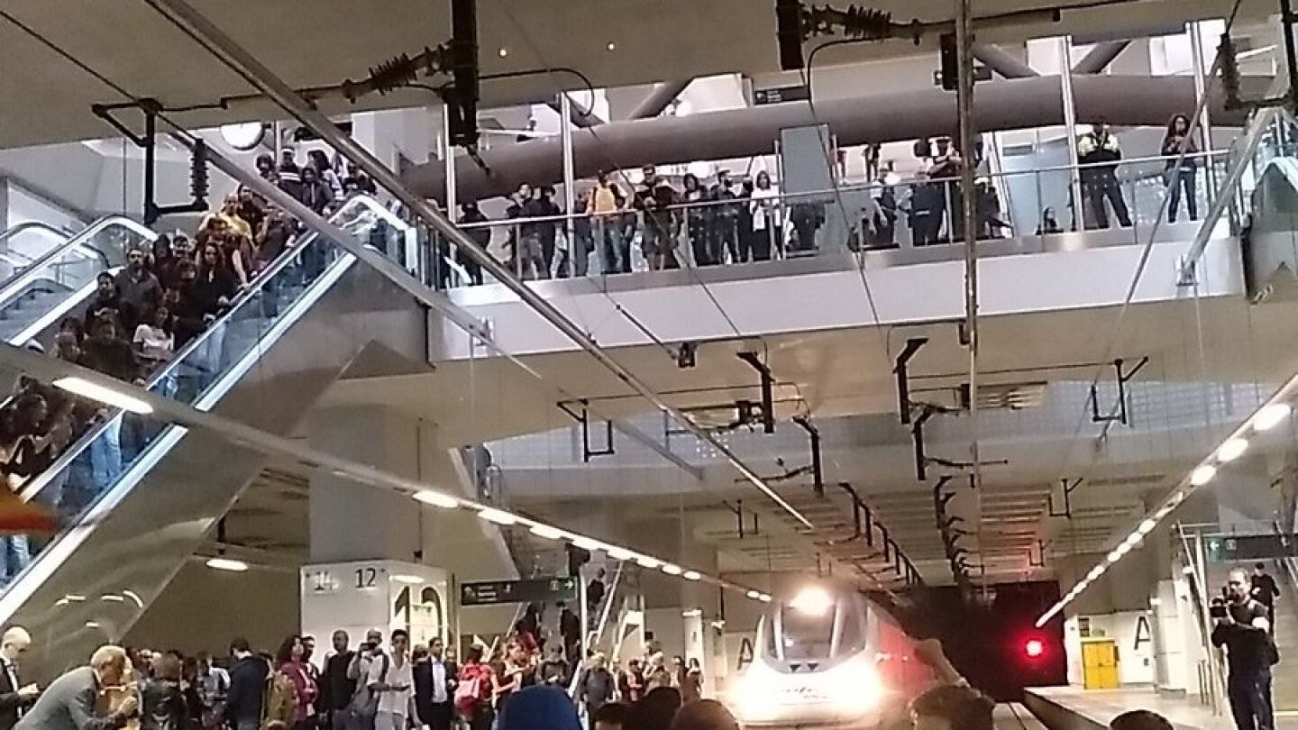 Unas 200 personas han irrumpido en la estaci&oacute;n del AVE de Girona