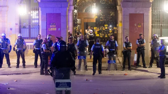 Los Mossos protegen el Parlament de los manifestantes agolpados a sus puertas Los Mossos protegen el Parlament de los manifestantes agolpados a sus puertas