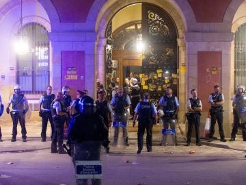 Los Mossos protegen el Parlament de los manifestantes agolpados a sus puertas Los Mossos protegen el Parlament de los manifestantes agolpados a sus puertas