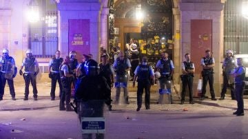 Los Mossos protegen el Parlament de los manifestantes agolpados a sus puertas
