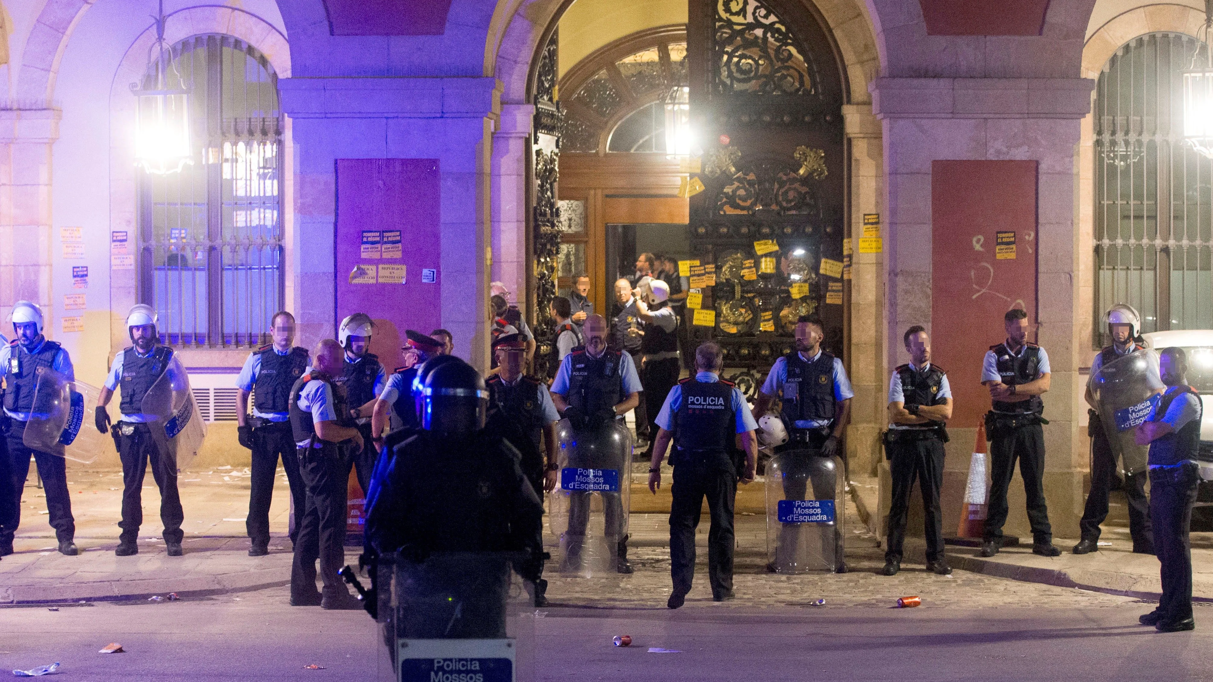 Los Mossos protegen el Parlament de los manifestantes agolpados a sus puertas