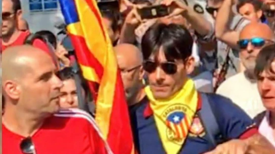 El agresor del policía durante la manifestación de Jusapol, con gafas El agresor del policía durante la manifestación de Jusapol, con gafas