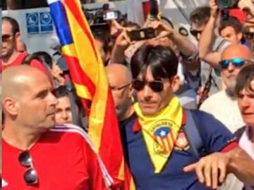 El agresor del policía durante la manifestación de Jusapol, con gafas El agresor del policía durante la manifestación de Jusapol, con gafas