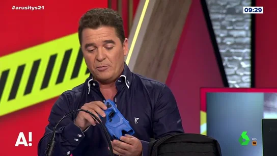 Carlos Quílez enseña en Arusitys cómo es una pistola táser Carlos Quílez enseña en Arusitys cómo es una pistola táser