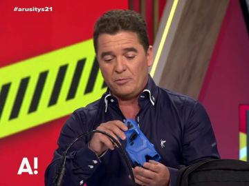 Carlos Quílez enseña en Arusitys cómo es una pistola táser Carlos Quílez enseña en Arusitys cómo es una pistola táser