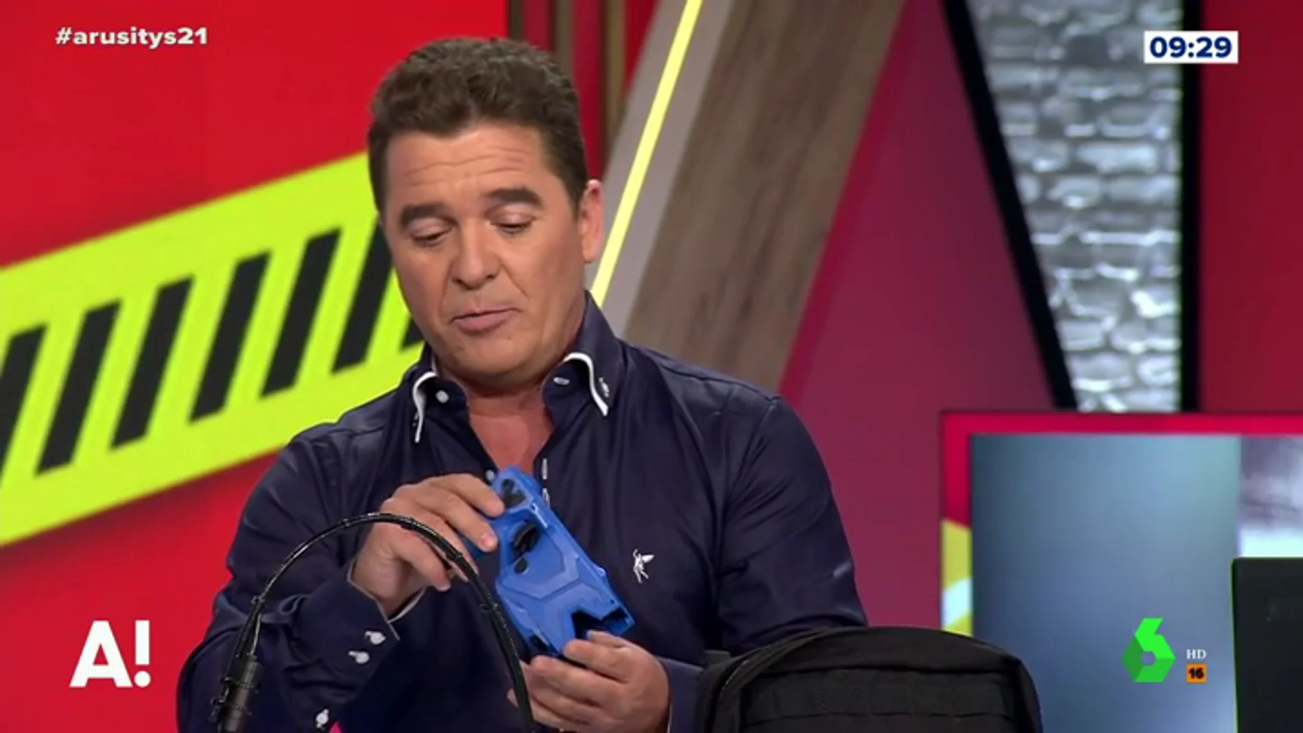 Carlos Quílez enseña en Arusitys cómo es una pistola táser