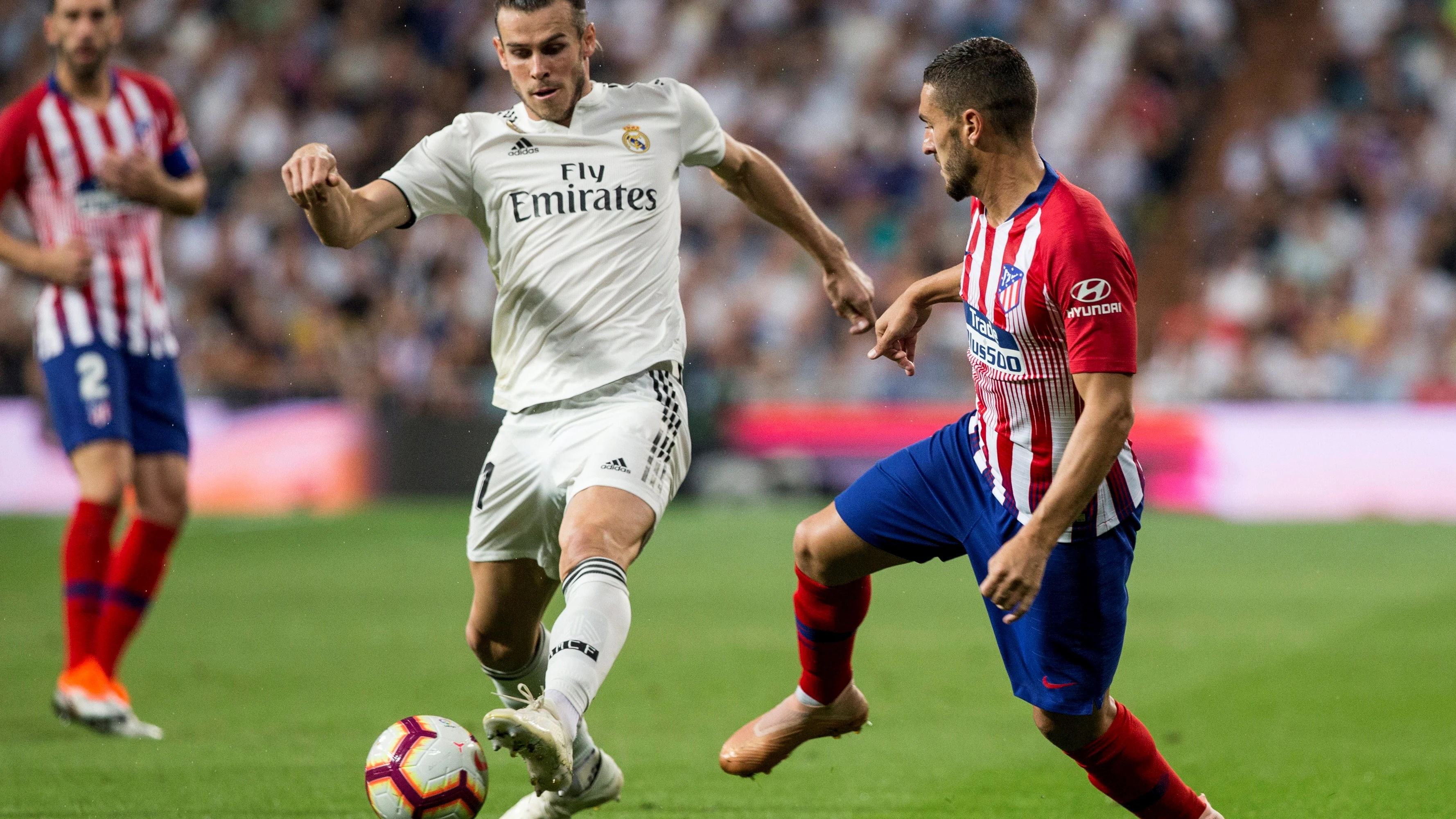 Gareth Bale conduce el balón ante el Atlético de Madrid