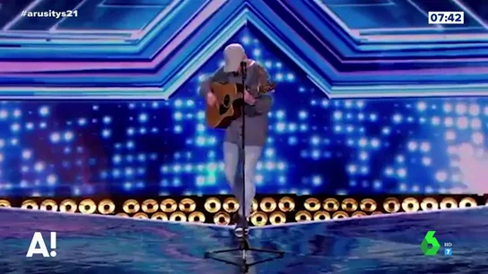 La impactante caída de un concursante de 'Factor X' en medio de su actuación: desapareció ante los ojos de todos La impactante caída de un concursante de 'Factor X' en medio de su actuación: desapareció ante los ojos de todos