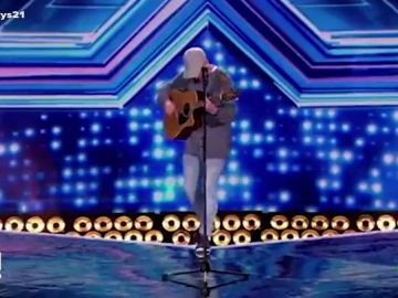 La impactante caída de un concursante de 'Factor X' en medio de su actuación: desapareció ante los ojos de todos La impactante caída de un concursante de 'Factor X' en medio de su actuación: desapareció ante los ojos de todos