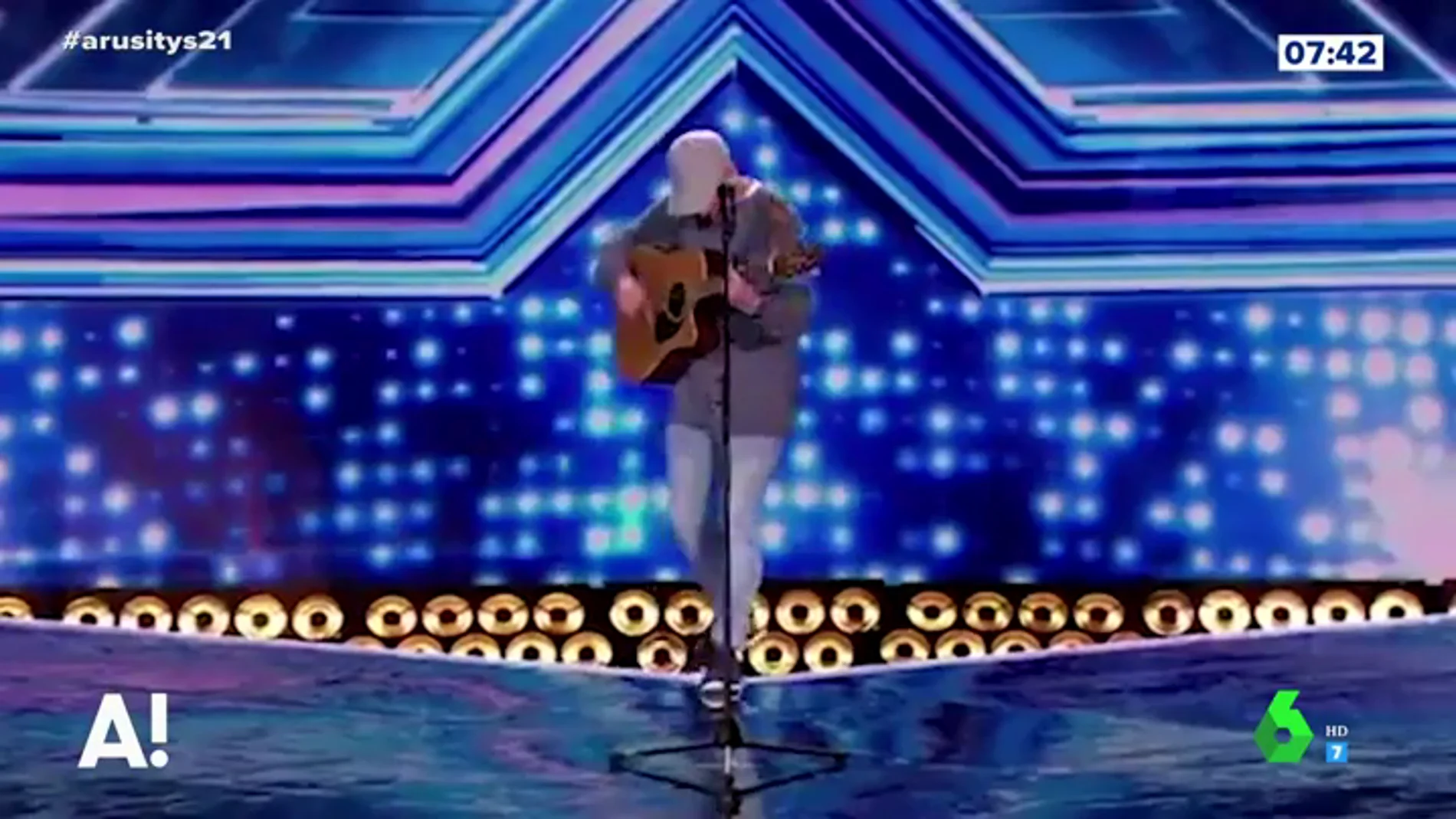 La impactante caída de un concursante de 'Factor X' en medio de su actuación: desapareció ante los ojos de todos  