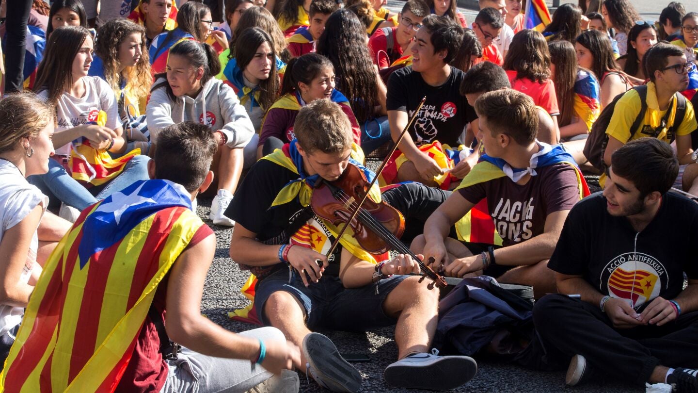 Varios j&oacute;venes cortan la Gran V&iacute;a de Barcelona antes de iniciarse la manifestaci&oacute;n estudiantil