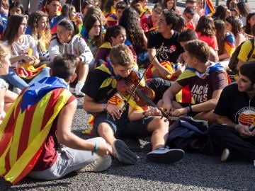 Varios jóvenes cortan la Gran Vía de Barcelona antes de iniciarse la manifestación estudiantil Varios jóvenes cortan la Gran Vía de Barcelona antes de iniciarse la manifestación estudiantil