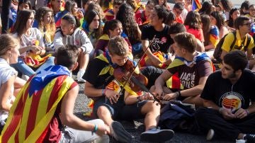 Varios jóvenes cortan la Gran Vía de Barcelona antes de iniciarse la manifestación estudiantil 