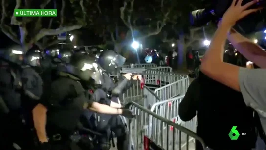 Aniversario 1-O: Los mossos cargan contra los manifestantes para despejar el Parlament Aniversario 1-O: Los mossos cargan contra los manifestantes para despejar el Parlament