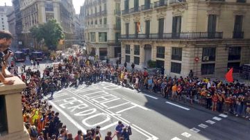 Pintada en la calzada ante la Jefatura Superior de Policía de Barcelona