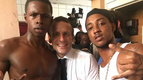 Revuelo por la fotografía de Macron con dos polémicos jóvenes Revuelo por la fotografía de Macron con dos polémicos jóvenes