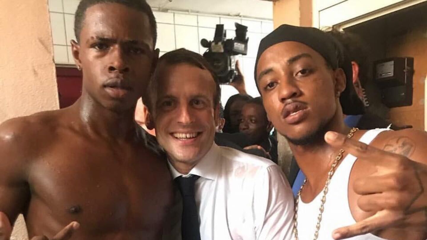 Revuelo por la fotograf&iacute;a de Macron con dos pol&eacute;micos j&oacute;venes