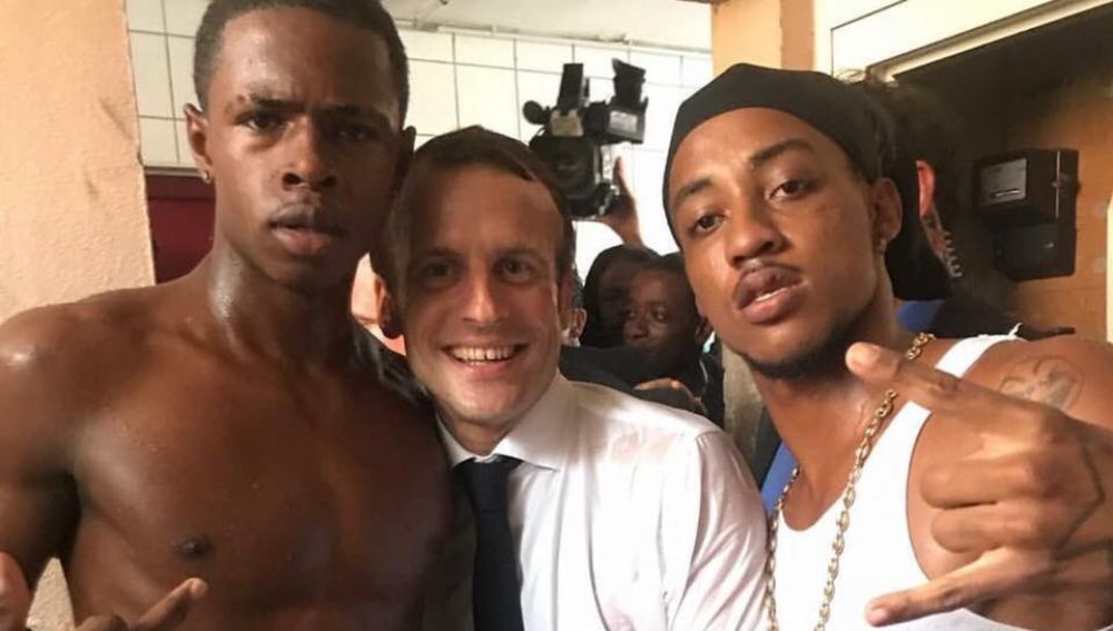 Revuelo por la fotografía de Macron con dos polémicos jóvenes