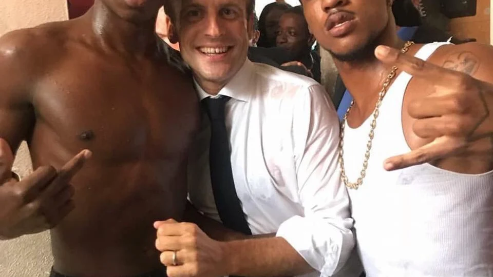 Revuelo por la fotografía de Macron con dos polémicos jóvenes