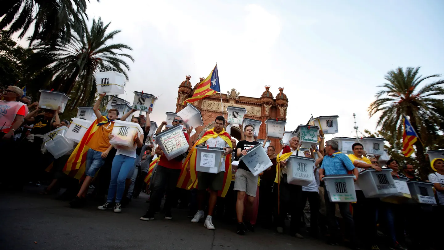 Vista de la manifestación soberanista a su paso por el Arco de Triunfo de Barcelona Vista de la manifestación soberanista a su paso por el Arco de Triunfo de Barcelona
