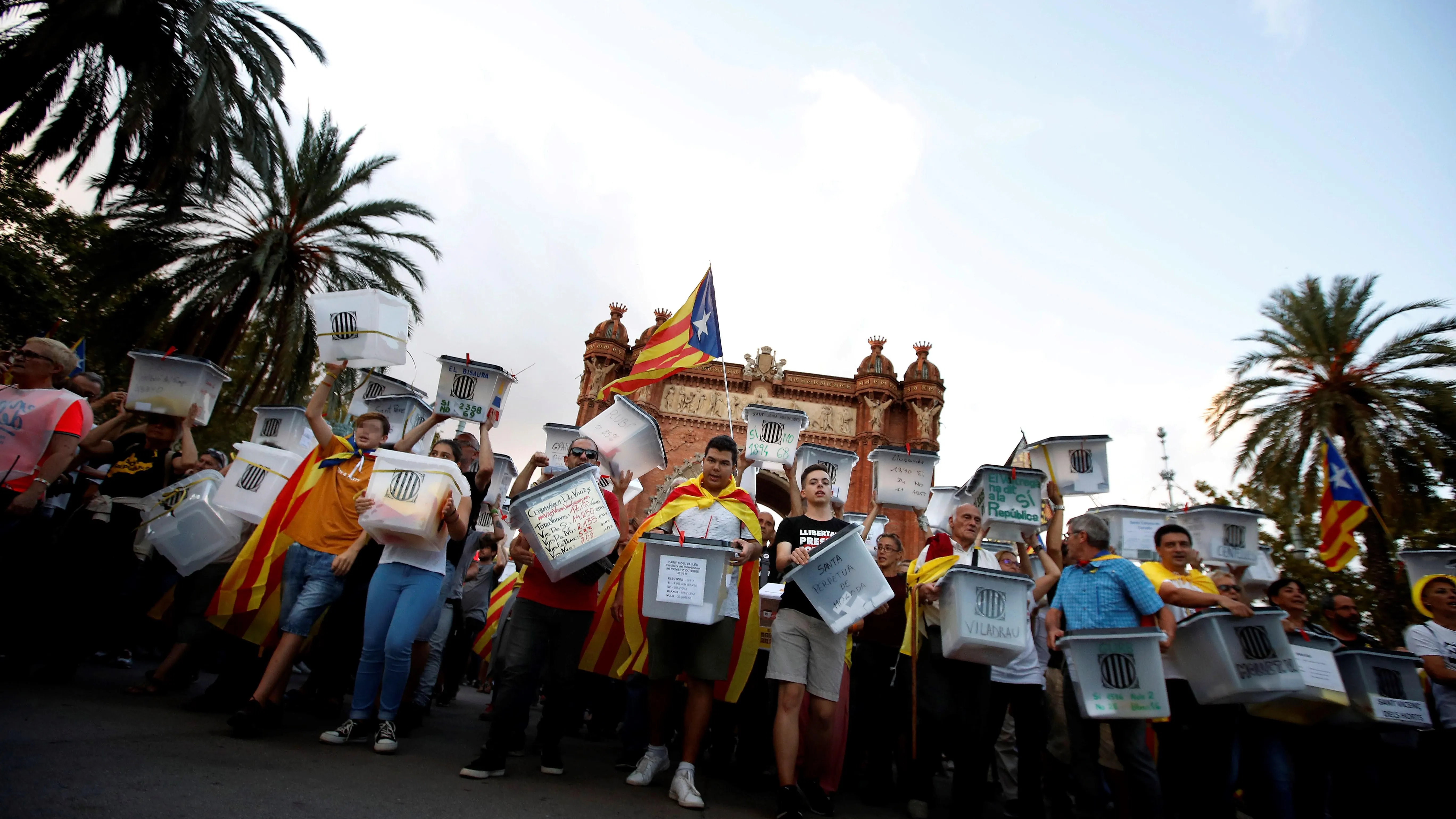 Vista de la manifestación soberanista a su paso por el Arco de Triunfo de Barcelona