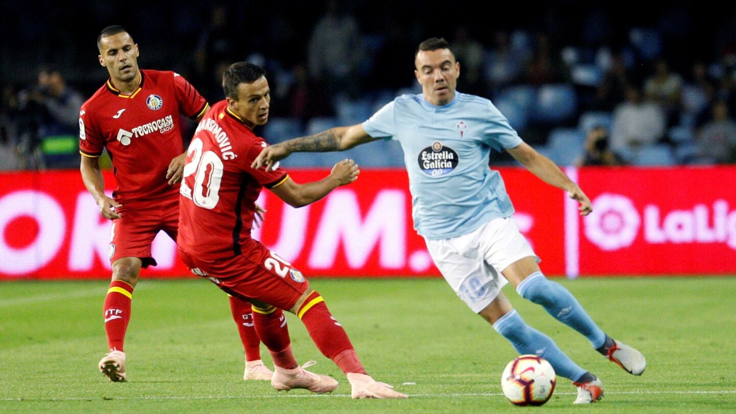 Iago Aspas conduce el bal&oacute;n ante la defensa del Getafe