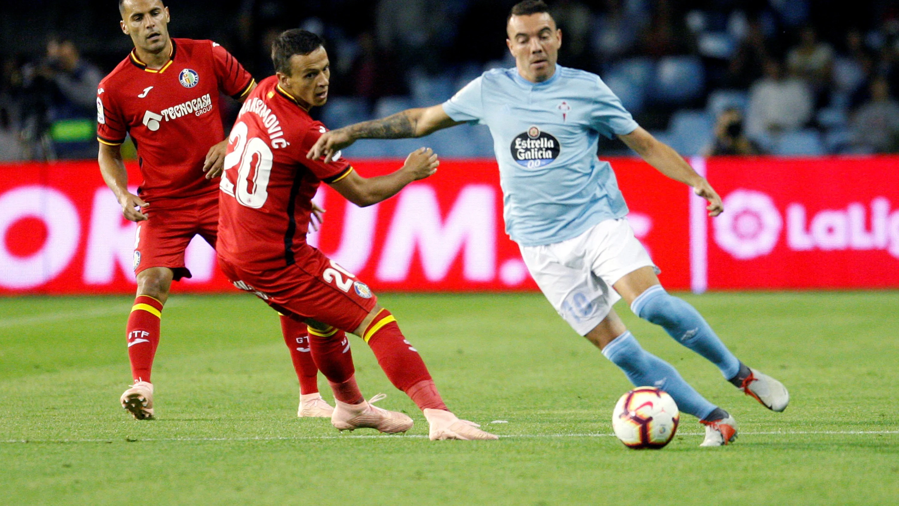 Iago Aspas conduce el balón ante la defensa del Getafe