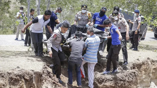Las autoridades continúan las labores de búsqueda y rescate de supervivientes Las autoridades continúan las labores de búsqueda y rescate de supervivientes