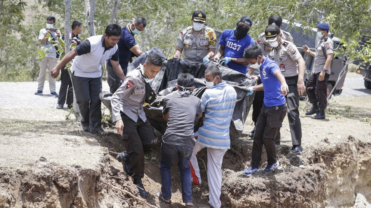 Las autoridades contin&uacute;an las labores de b&uacute;squeda y rescate de supervivientes