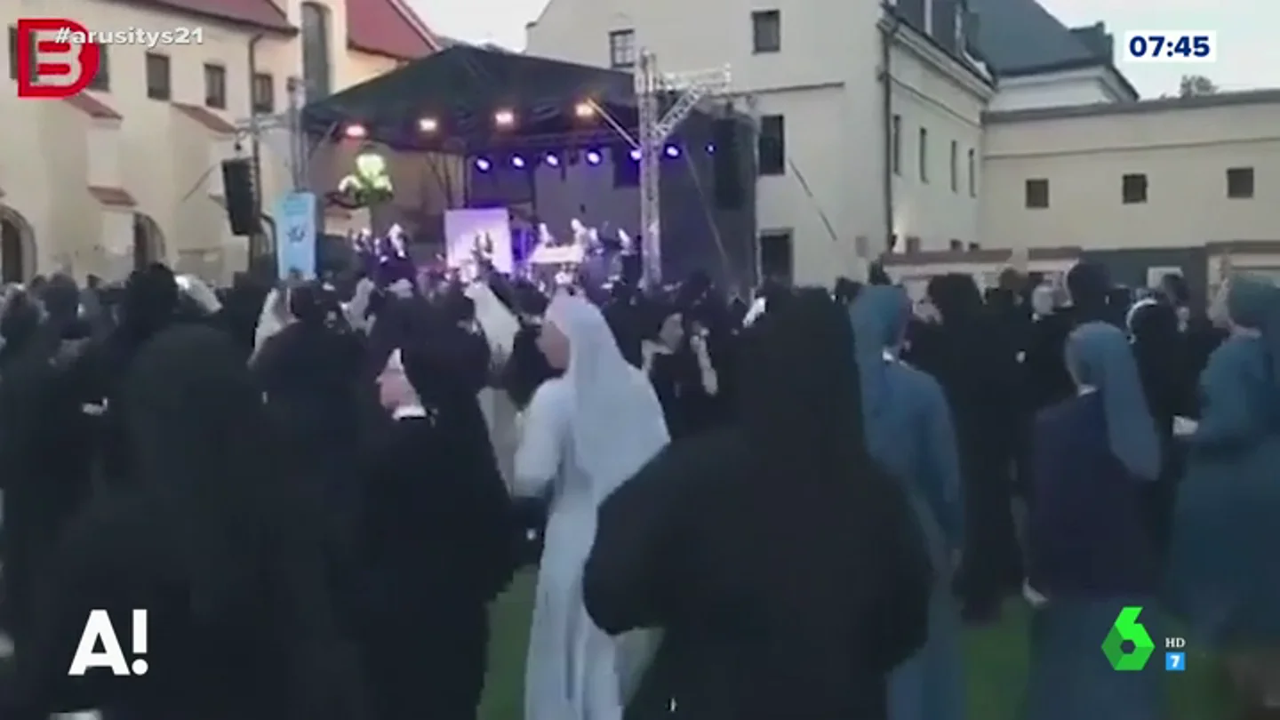 El divertido montaje de una monjas bailando música maquinera en un festival El divertido montaje de una monjas bailando música maquinera en un festival