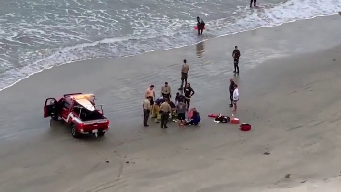 Imagen del momento en el que efectivos sanitarios atienden a un menor atacado por un tibur&oacute;n en California