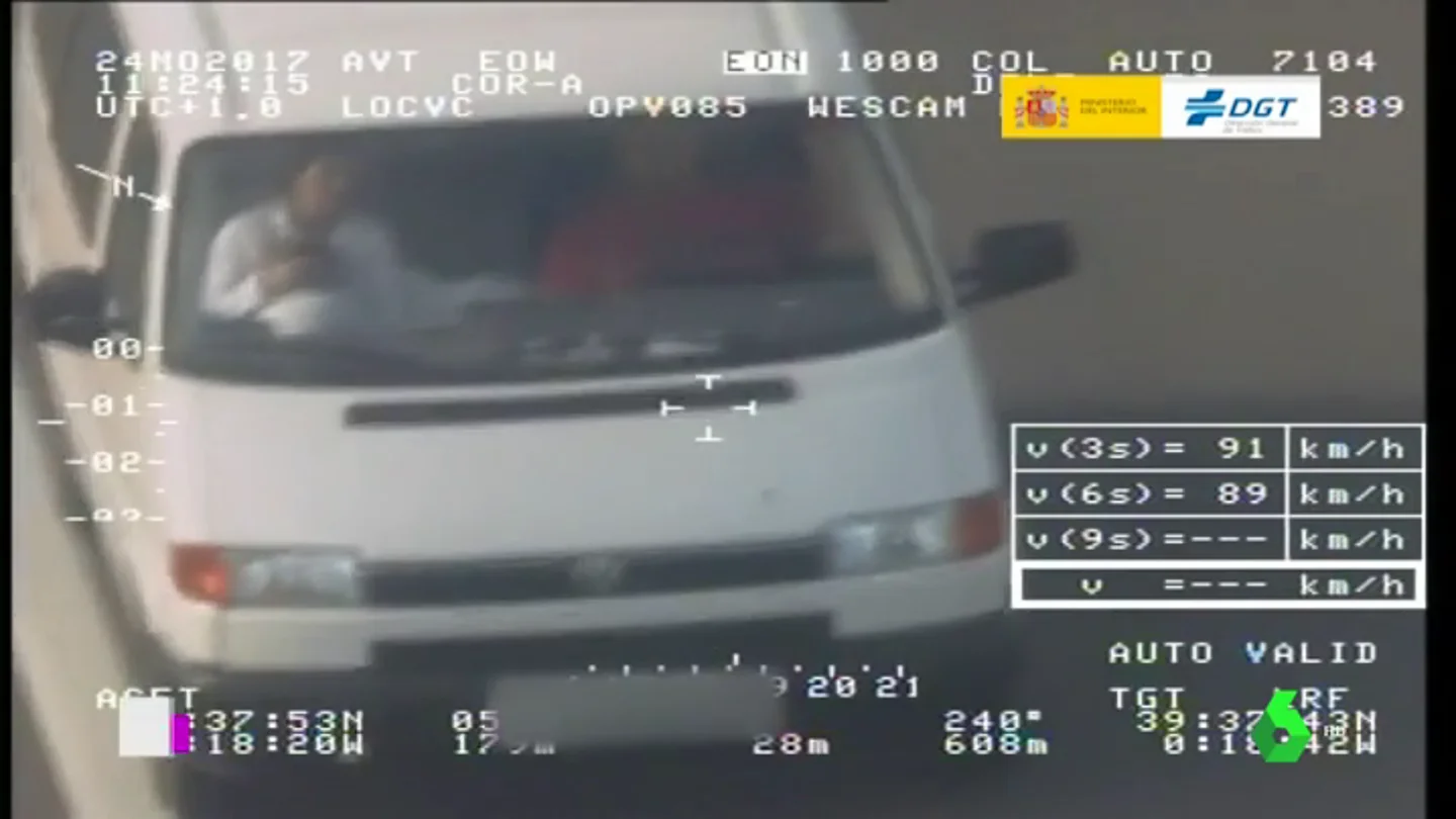 Con un bebé en la parte delantera de un coche: las imágenes de la campaña de la DGT sobre los sistemas de retención infantil Con un bebé en la parte delantera de un coche: las imágenes de la campaña de la DGT sobre los sistemas de retención infantil