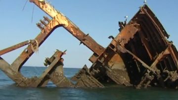 Sirvió de refugio para narcotraficantes, sus bodegas se inundaron hasta reventar el casco... repasamos los mitos del naufragio del 'Barco del Arroz'