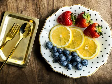 Rojo, limón, azul… Las frutas dan mucha alegría a la vista, y su abanico de colores también es muy bueno para la audiencia Rojo, limón, azul… Las frutas dan mucha alegría a la vista, y su abanico de colores también es muy bueno para la audiencia