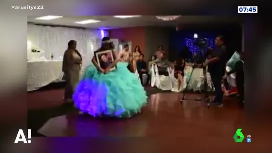 El emotivo baile de una joven abrazada al retrato de su padre fallecido El emotivo baile de una joven abrazada al retrato de su padre fallecido