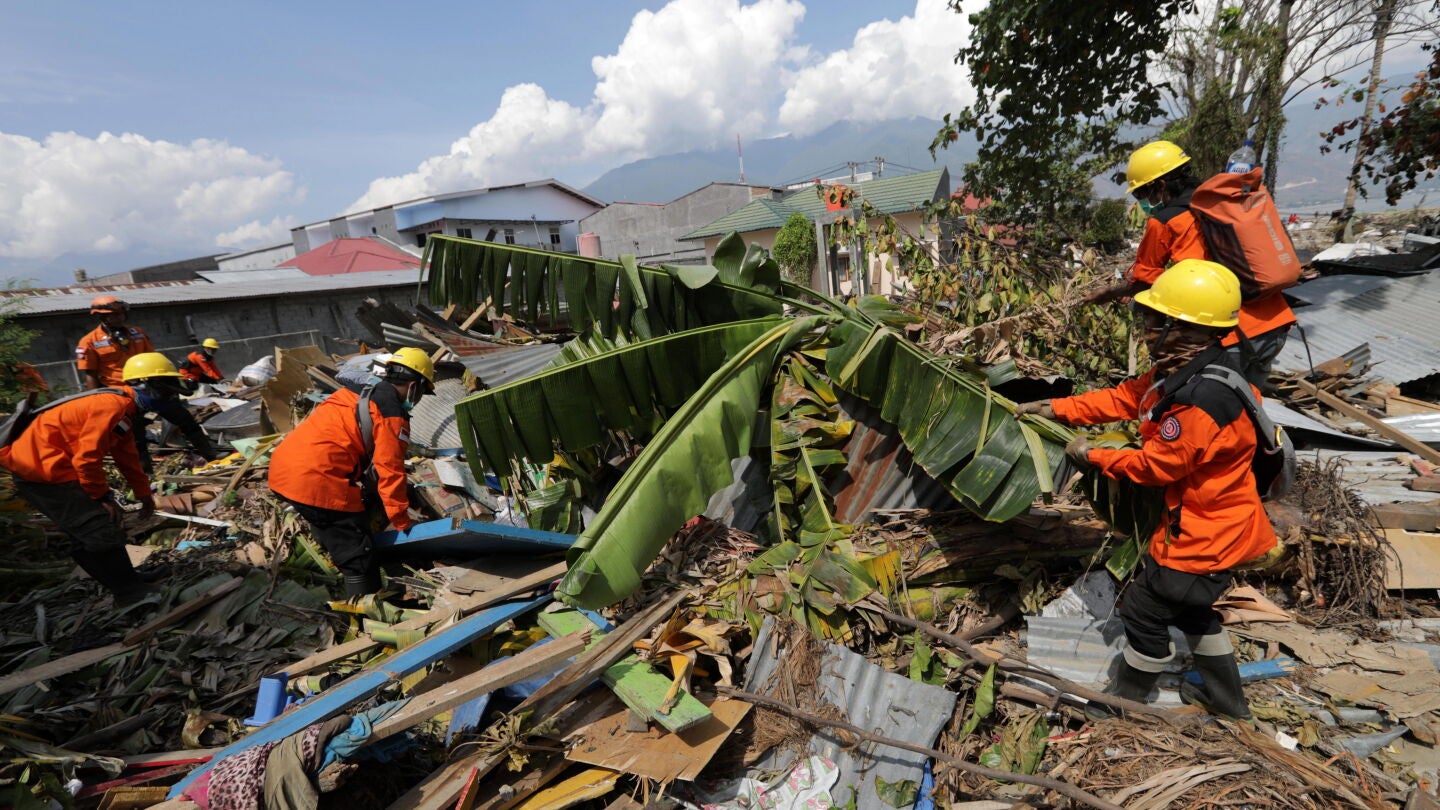 Los trabajadores de la Agencia Nacional de B&uacute;squeda y Rescate de Indonesia buscan cuerpos bajo las ruinas