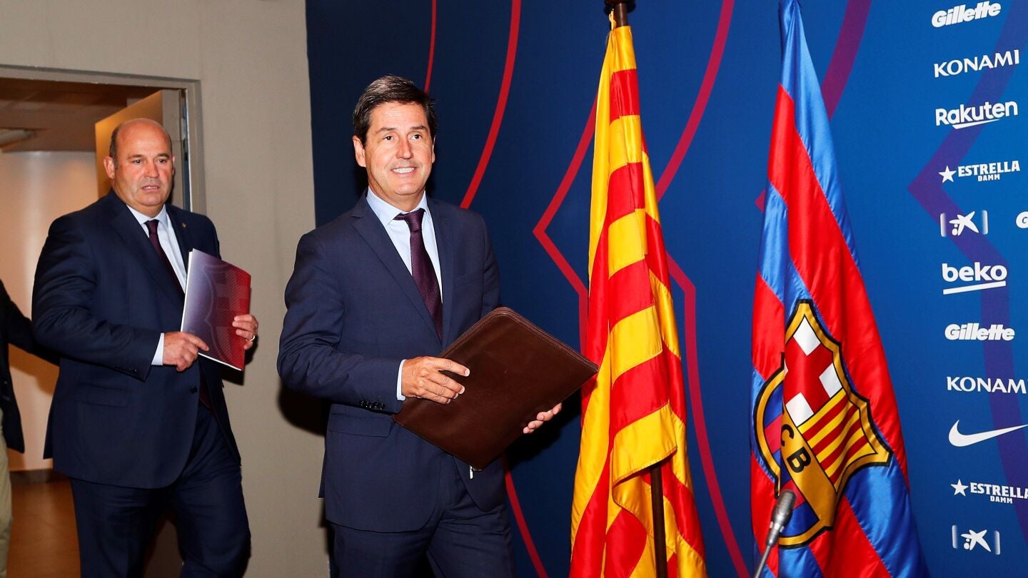 El tesorero Enrique Tombas y el CEO, &Oacute;scar Grau, a la llegada a la rueda de prensa para dar los detalles de los movimientos econ&oacute;micos del pasado curso.
