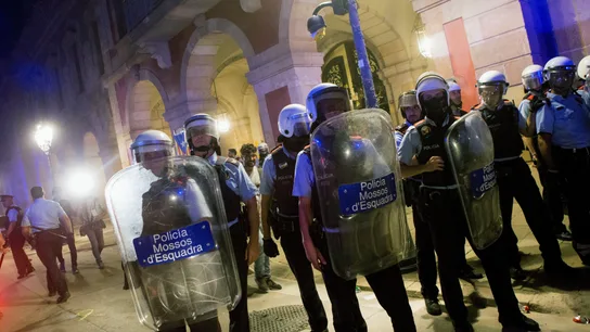 Mossos d'Esquadra protegen el Parlamento de Cataluña Mossos d'Esquadra protegen el Parlamento de Cataluña