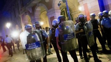 Mossos d'Esquadra protegen el Parlamento de Cataluña