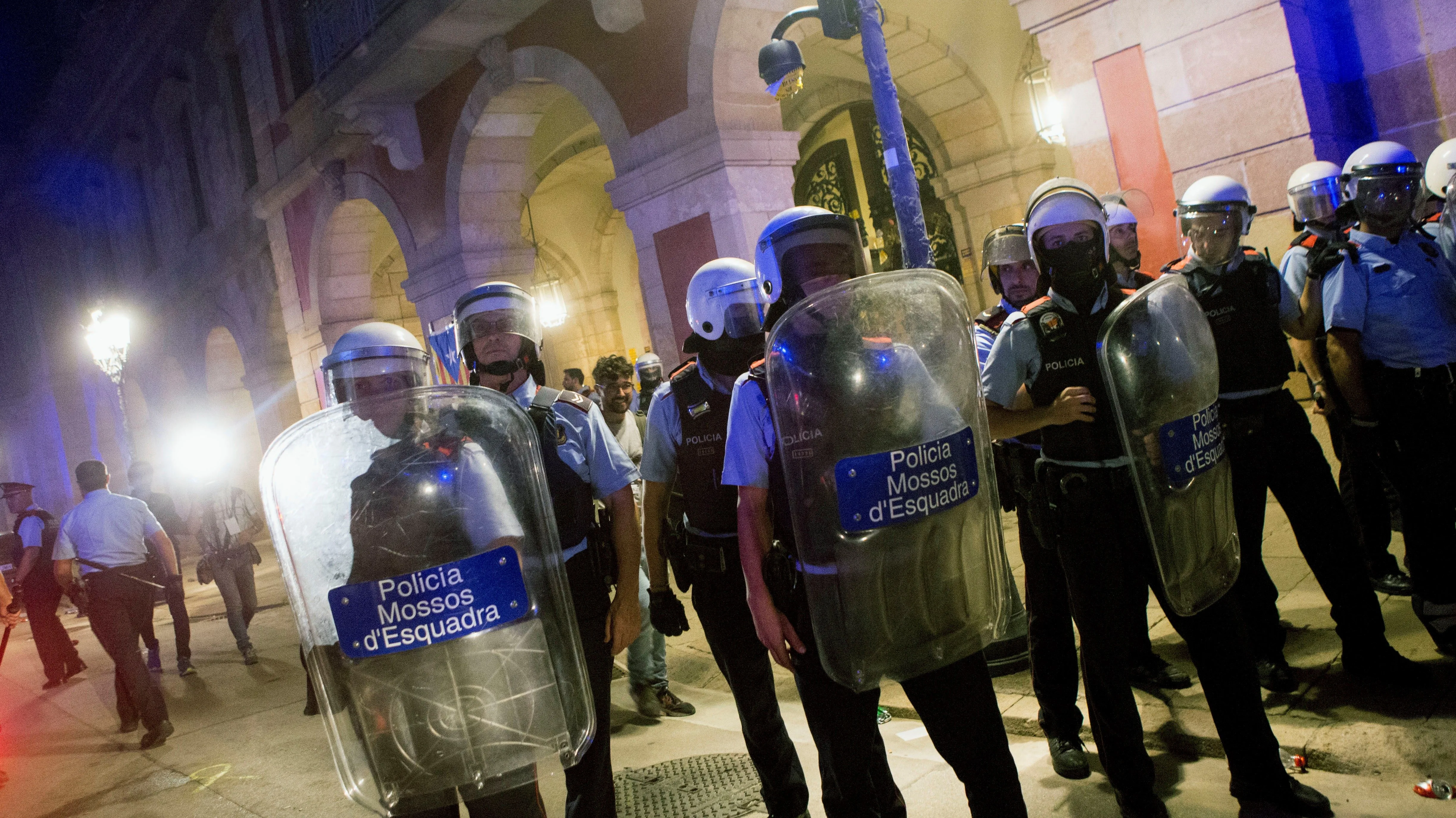 Mossos d'Esquadra protegen el Parlamento de Cataluña