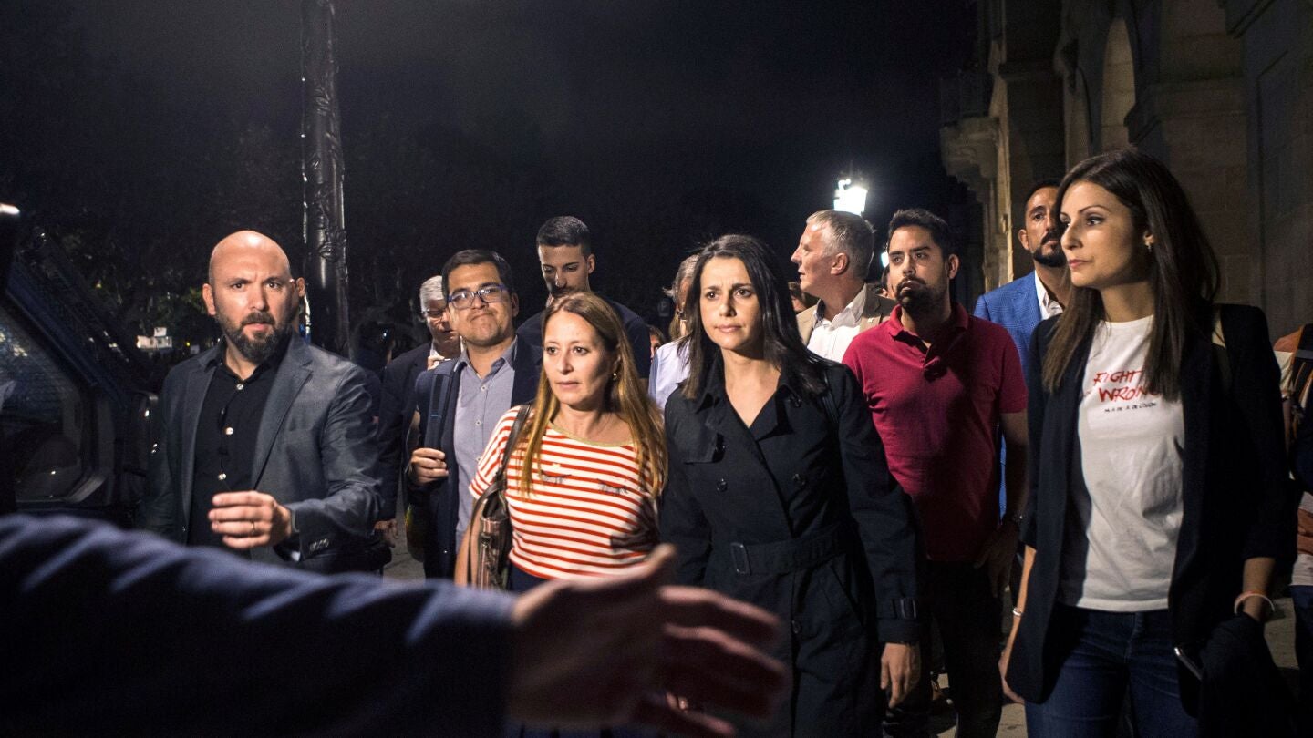 In&eacute;s Arrimadas sale del Parlamento de Catalu&ntilde;a