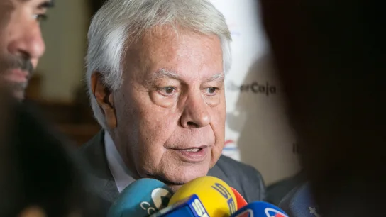 El expresidente del Gobierno de España Felipe González, hace declaraciones antes de participar en la reunión del Consejo Empresarial de CEOE Aragón El expresidente del Gobierno de España Felipe González, hace declaraciones antes de participar en la reunión del Consejo Empresarial de CEOE Aragón