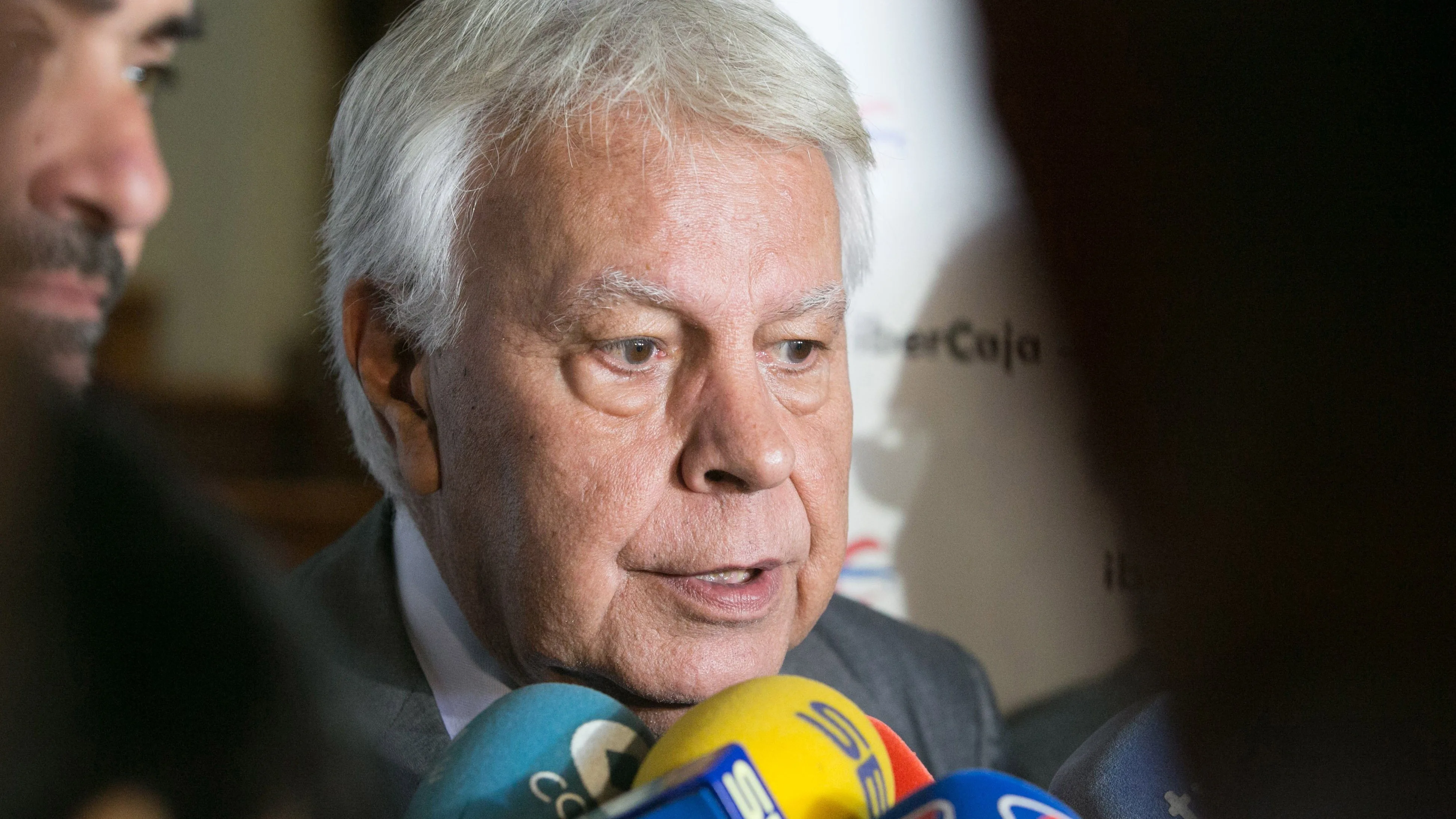 El expresidente del Gobierno de España Felipe González, hace declaraciones antes de participar en la reunión del Consejo Empresarial de CEOE Aragón