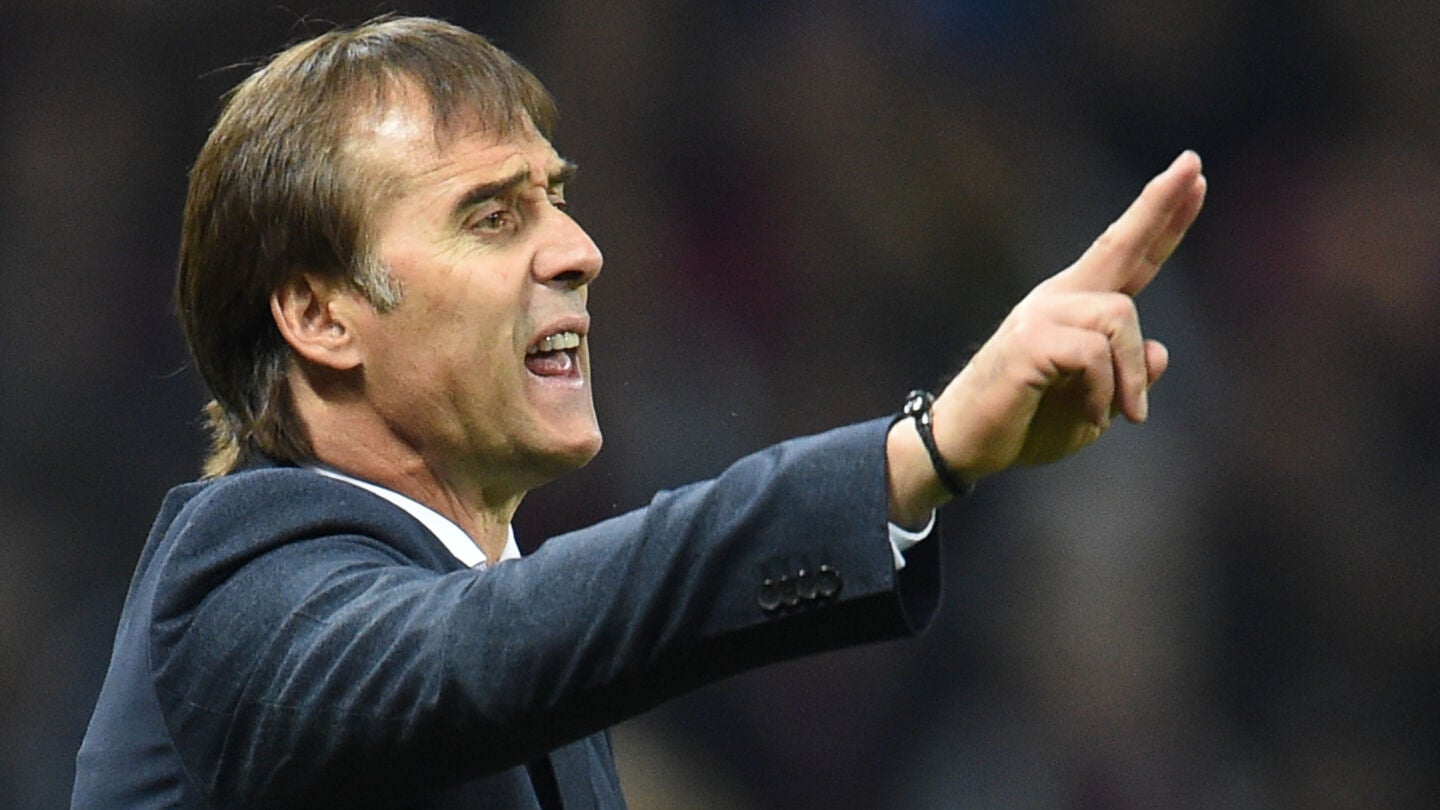Julen Lopetegui da instrucciones desde la banda