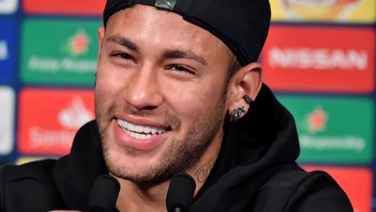 Neymar sonríe en rueda de prensa Neymar sonríe en rueda de prensa